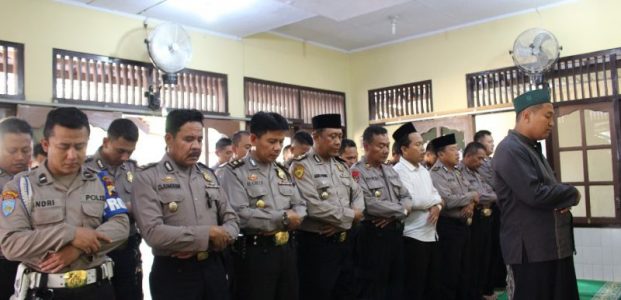 Polres Pemalang Melaksanakan Shalat Ghaib Peduli Krisis Rohingnya Polres Pemalang Melaksanakan Shalat Ghaib Peduli Krisis Rohingnya