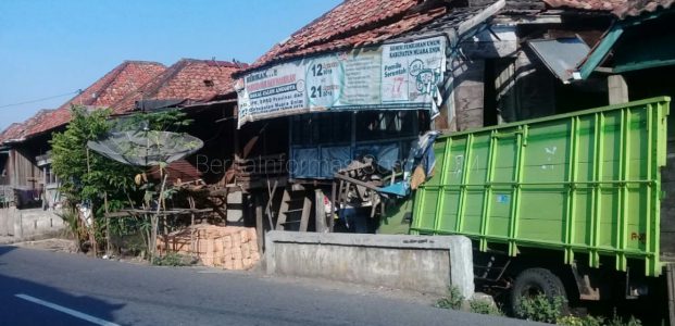 Rumah Ditabrak Truk 9 Bulan Dibiarkan Rumah Ditabrak Truk 9 Bulan Dibiarkan