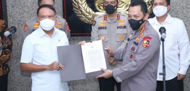 Kapolri Ijinkan Kompetisi Sepak Bola Ingatkan Prokes Kapolri Ijinkan Kompetisi Sepak Bola Ingatkan Prokes