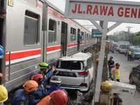 Mobil Tertabrak dan Terseret KRL Sejauh 15 Meter di Perlintasan Citayam-Depok