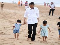 Liburan Jokowi Ajak Cucu Main di Pantai Bali