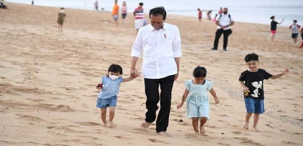 Liburan Jokowi Ajak Cucu Main di Pantai Bali