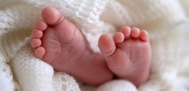Ibu Bersama Bayi Dalam Dekapan Tertimbun Rumah Ibu Bersama Bayi Dalam Dekapan Tertimbun Rumah